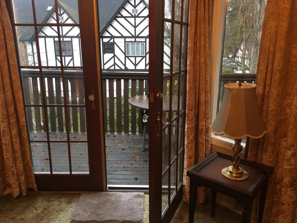 ビクトリア Hemingway'S By The Sea Bed & Breakfast エクステリア 写真